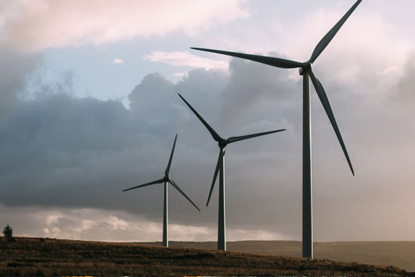 Renewable power integration for oil and gas sites